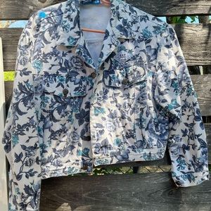 Beautiful vintage jean jacket in excellent condition.